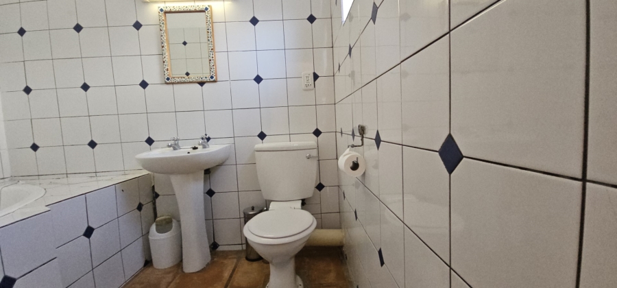 6 Bedroom Property for Sale in Middedorp Western Cape